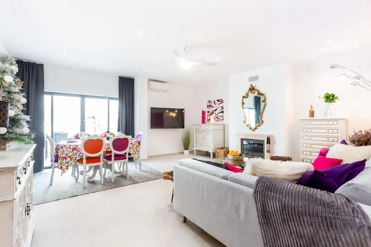Art-Inspired Modern Apartment Lagos 0*,